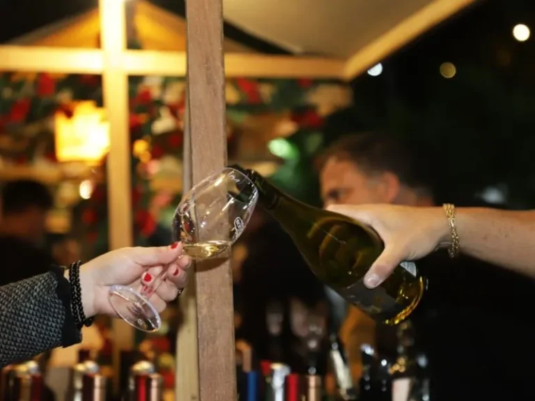 Wine in Búzios 2026 movimenta a cidade com cinco dias de degustações, música e experiências exclusivas